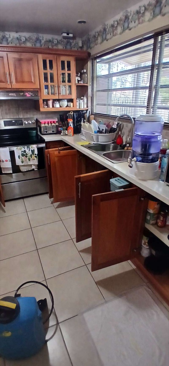 Cocina residencial preparada para tratamiento contra cucarachas