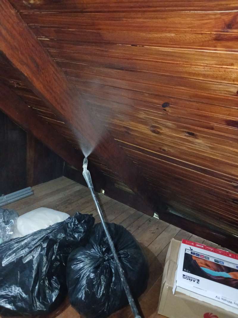 Abanico de aspersión sobre un cielo raso de madera