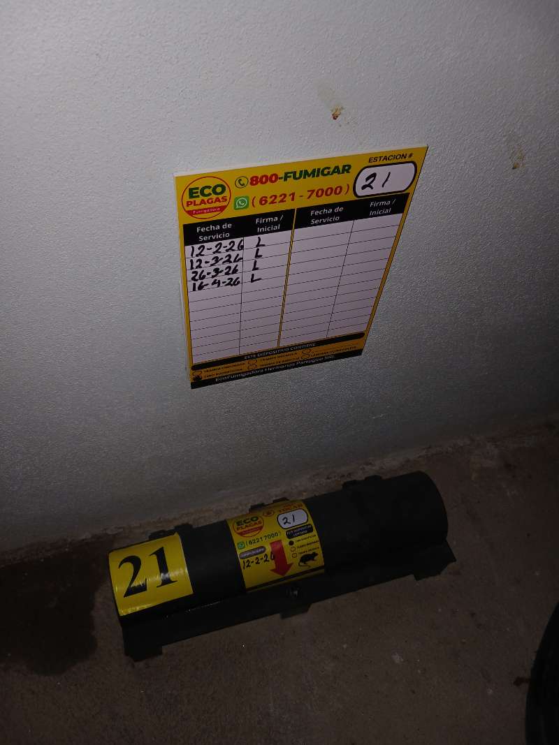 Estación de control de roedores número 21 de EcoPlagas con bitácora de visitas firmada y fechada en la pared