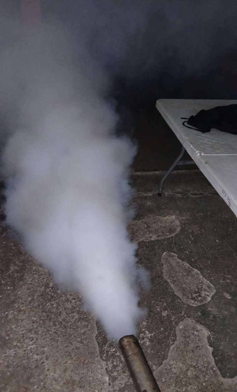 Columna de niebla saliendo de la boquilla de la termonebulizadora profesional de EcoPlagas
